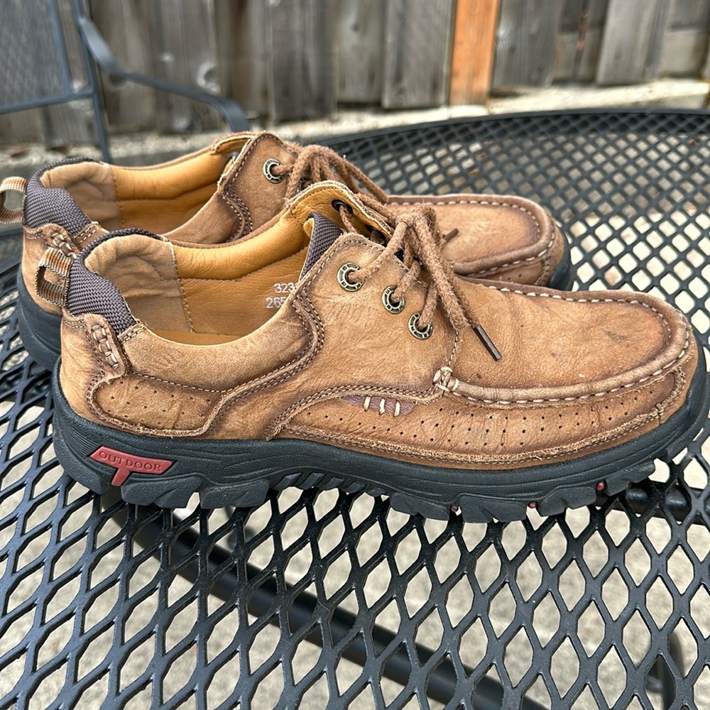 Men’s casual brown leather loafers/walking shoes excellent condition size 9.